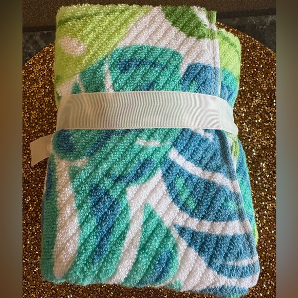 Vibrant NWT Tropical  Green and Blue , pack of 2 Hand Towels. - Picture 4 of 4